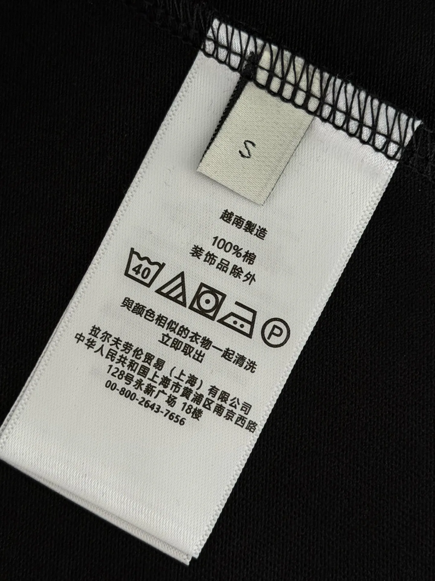 P160 [High Quality]Ralph Lauren*Ralph Lauren embroidery micro-label simple‼ ️Short-sleeved T-shirt 💗Ralph Lauren classic short-sleeved T-shirt, custom-made 280g pure cotton fabric, soft and breathable, classic horseback golf🏌️ embroidery on the chest, logo + logo embroidery on the back, simple and recognizable. Round neck design, neat tailoring, customized 280g pure cotton fabric, soft and smooth to the touch, great breathability, super comfortable to wear in summer! The same loose version for men and women, OK to wear alone or layered, versatile ~ 𝐂𝐎𝐋𝐎𝐔𝐑: black white 𝐒𝐈𝐙𝐄: S-xL Size chart: S: Shoulder width 51 - Bust 55 - Clothing length 70 M: Shoulder width 53 - Bust 57 - Clothing length 72 L: Shoulder width 55 - Bust 59 - Clothing length 74 XL: Shoulder width 57 - Bust 61 - Clothing length 76
